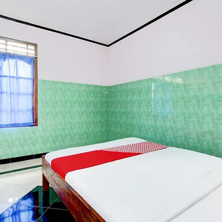 Oyo 94016 Baronsari Homestay Kemadang